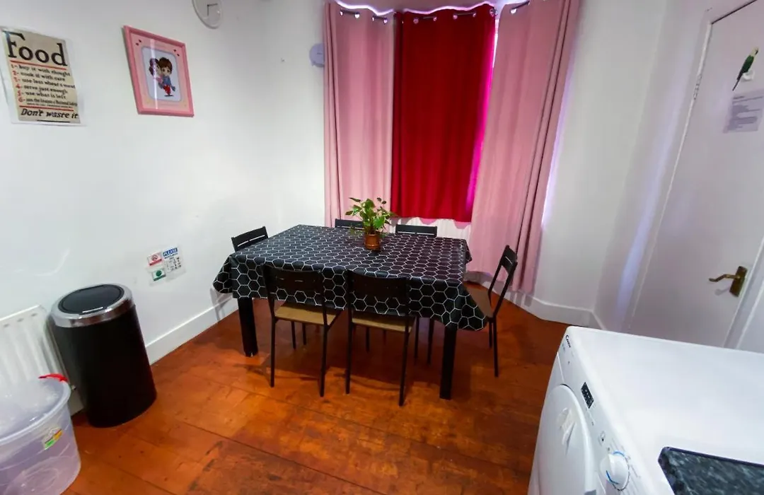 4 Bedroom House Parking & Garden Near Central London-1