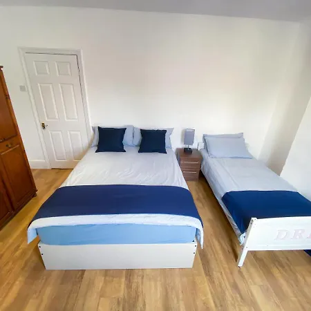 4 Bedroom House Parking & Garden Near Central London-2