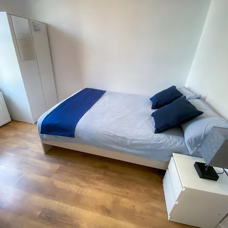 4 Bedroom House Parking & Garden Near Central London-3