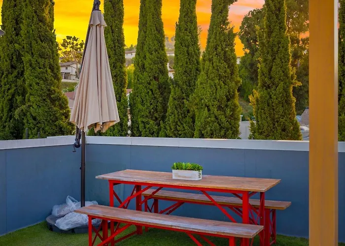 Chic Silver Lake Oasis With Breathtaking City Skyline Views, Private Rooftop & Garage