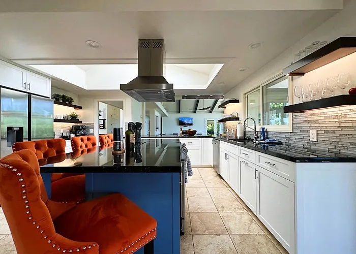 Hilltop Villa, Pool Oasis, Pickleball Court, Avocado Grove, Views